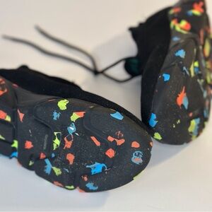 Wazixieis  SZ 9/ 40 UK this is black tennis shoe with a multicolored soul.